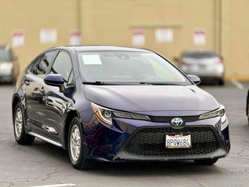 Used 2020 Toyota Corolla LE FWD image 2