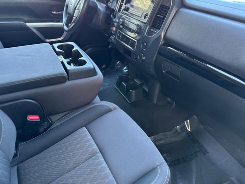 Used 2022 Nissan Titan SV image 18