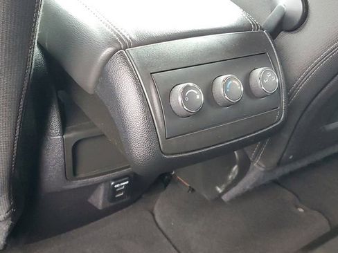 Used 2015 GMC Acadia SLE image 13