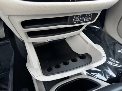 Used 2024 Chrysler Pacifica Limited FWD image 20