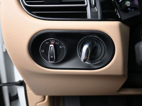 Certified 2025 Porsche Macan AWD/4WD image 22