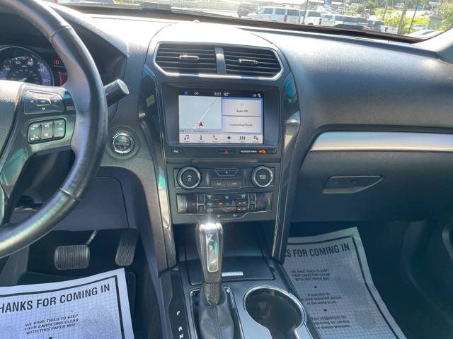 Used 2017 Ford Explorer XLT w/ Equipment Group 202A AWD/4WD image 17