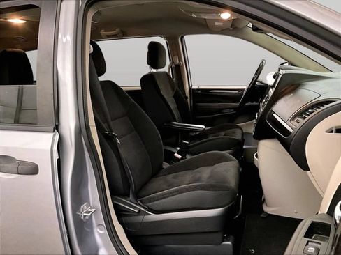 Used 2019 Dodge Grand Caravan SE w/ Rear Park Assist Package FWD image 8