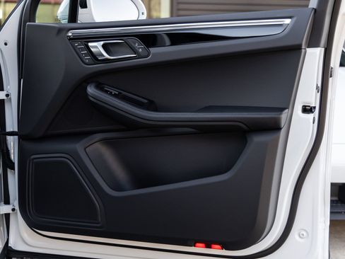 Certified 2026 Porsche Macan AWD/4WD image 40