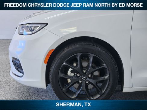 Used 2025 Chrysler Pacifica Limited FWD image 6