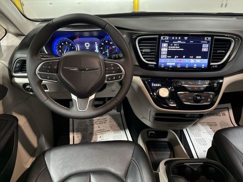 Used 2024 Chrysler Pacifica Touring-L FWD image 11