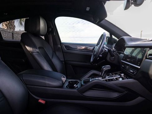 Used 2022 Porsche Cayenne Coupe image 40