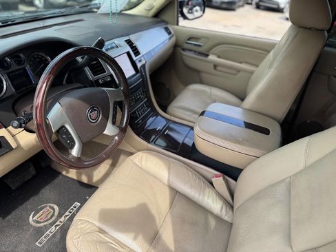 Used 2011 Cadillac Escalade Luxury AWD/4WD image 8