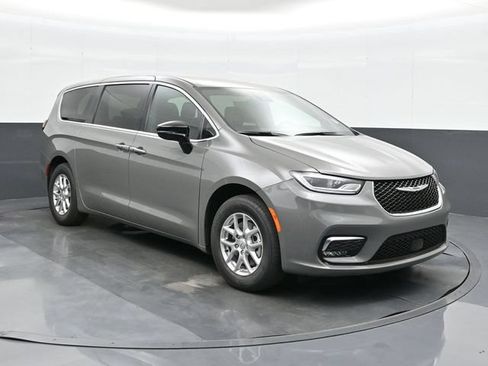 Used 2025 Chrysler Pacifica Select FWD image 25