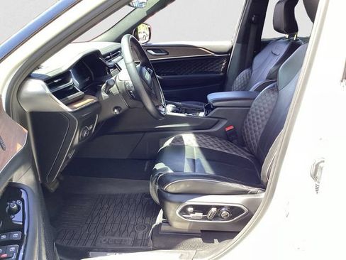 Used 2023 Jeep Grand Cherokee L Summit w/ Luxury Tech Group V AWD/4WD image 9