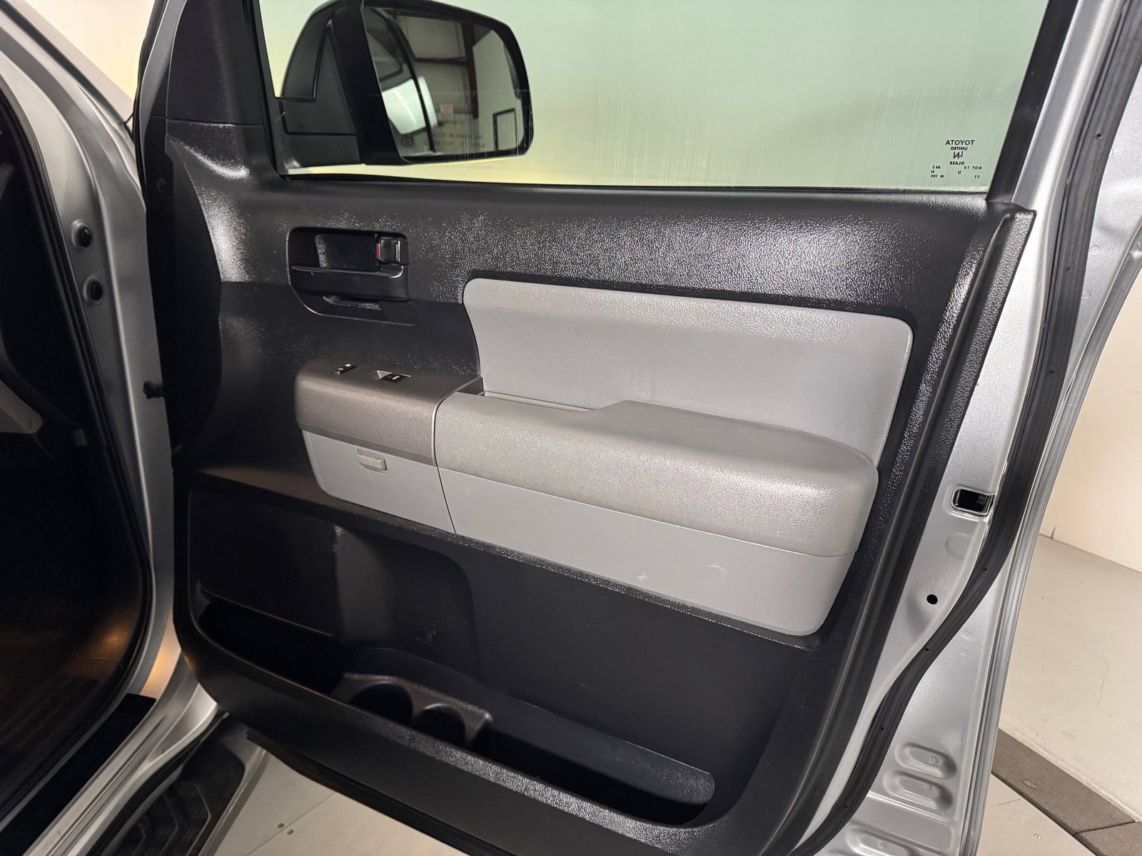 Used 2014 Toyota Sequoia SR5 w/ Premium Package AWD/4WD image 21