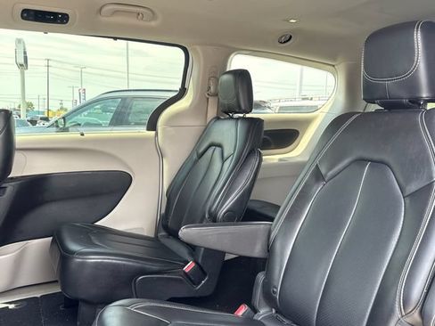 Used 2024 Chrysler Pacifica Touring-L FWD image 11