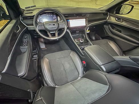 New 2026 Jeep Grand Cherokee Altitude image 9