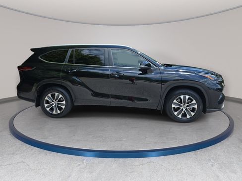 Used 2024 Toyota Highlander XLE FWD image 4