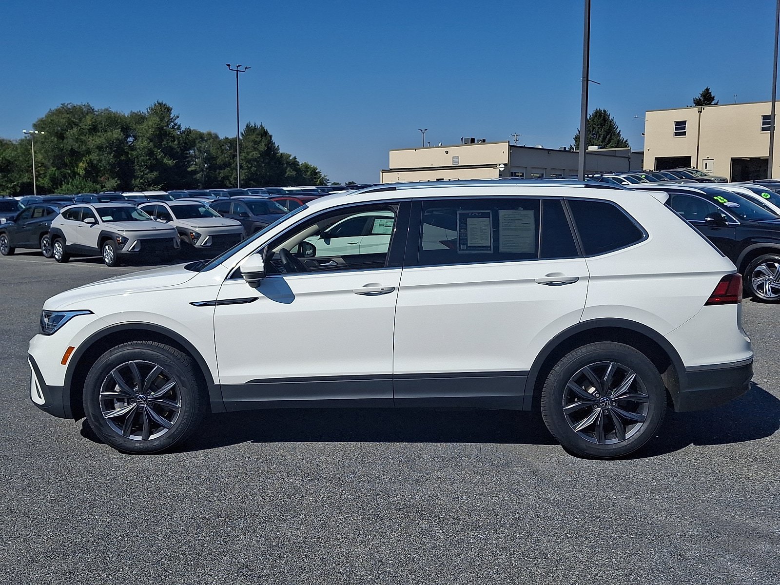 Used 2022 Volkswagen Tiguan SE FWD image 8