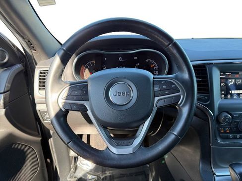 Used 2020 Jeep Grand Cherokee Laredo AWD/4WD image 12