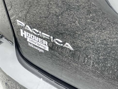 Used 2023 Chrysler Pacifica Touring-L image 11