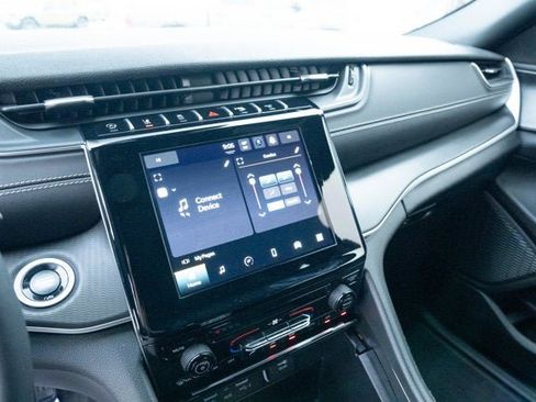 Certified 2025 Jeep Grand Cherokee Laredo X image 18