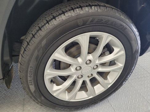 Used 2019 Jeep Cherokee Latitude w/ Popular Appearance Group FWD image 31