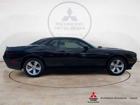 Used 2023 Dodge Challenger SXT image 2