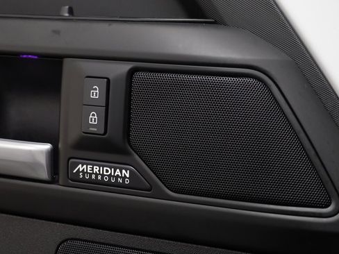 Used 2025 Land Rover Defender 110 X-Dynamic SE image 7