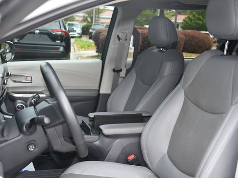 Used 2022 Toyota Sienna Limited FWD image 12