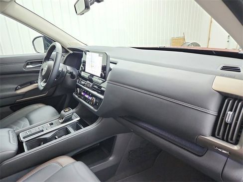 Used 2024 Nissan Pathfinder Platinum w/ Cargo Package image 39