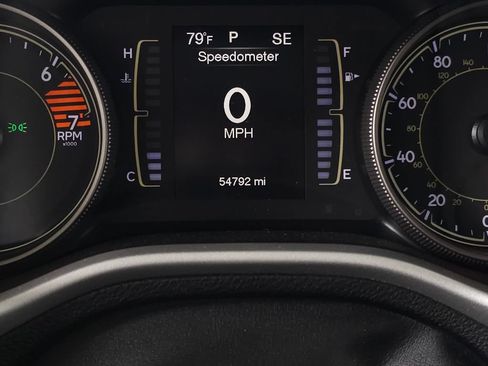 Used 2018 Jeep Cherokee Latitude Plus w/ Cold Weather Group AWD/4WD image 21