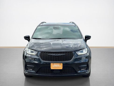 Used 2025 Chrysler Pacifica Limited image 2