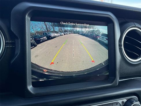 Used 2021 Jeep Wrangler Unlimited Sahara image 35