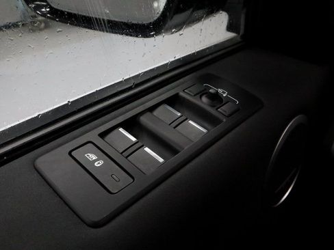 Used 2024 Land Rover Discovery S image 27