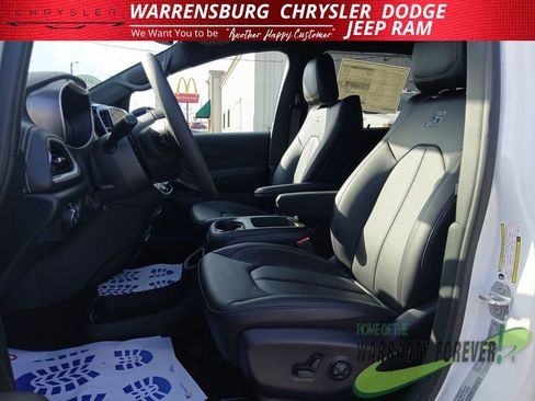 New 2026 Chrysler Pacifica Select image 13