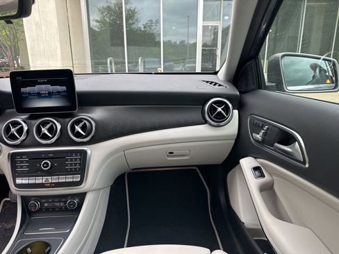 Used 2018 Mercedes-Benz GLA 250 4MATIC image 17