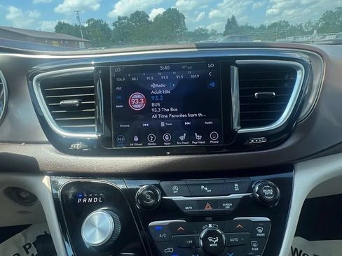 Used 2018 Chrysler Pacifica Touring-L Plus FWD image 26