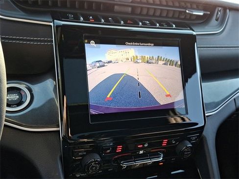 Used 2023 Jeep Grand Cherokee Altitude image 18