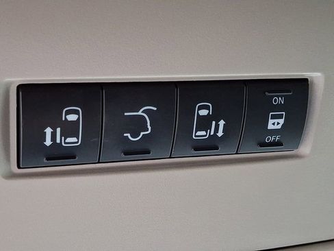 Used 2015 Dodge Grand Caravan SXT w/ UConnect Hands-Free Group FWD image 22