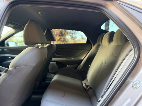 Used 2021 Hyundai Elantra SE FWD image 19