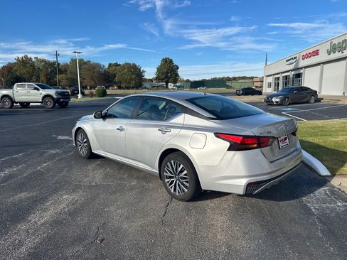 Used 2023 Nissan Altima 2.5 SV image 8