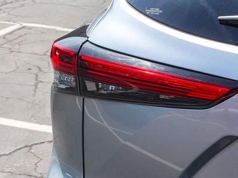 Used 2021 Toyota Highlander XLE AWD/4WD image 8