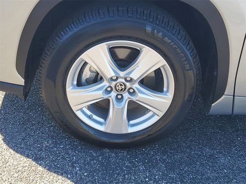 Used 2021 Toyota Highlander LE image 32