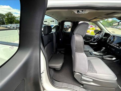 Used 2025 Nissan Frontier SV image 16