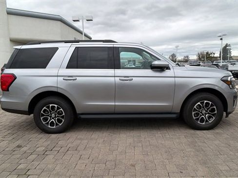 Used 2022 Ford Expedition XLT image 2