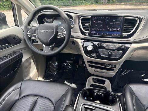 Used 2023 Chrysler Pacifica Touring-L FWD image 15