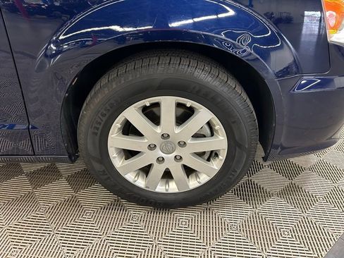 Used 2015 Chrysler Town & Country Touring FWD image 2