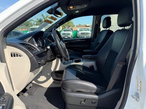 Used 2018 Dodge Grand Caravan SXT image 17