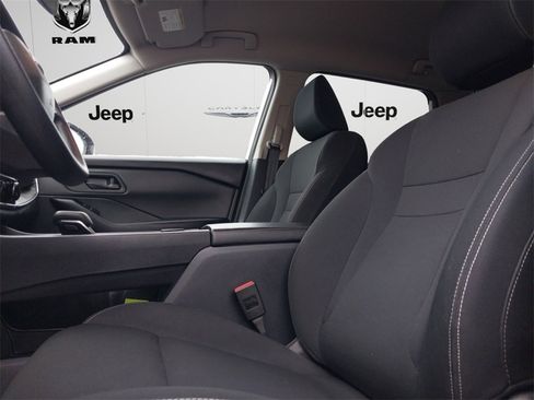 Used 2025 Nissan Rogue S image 7