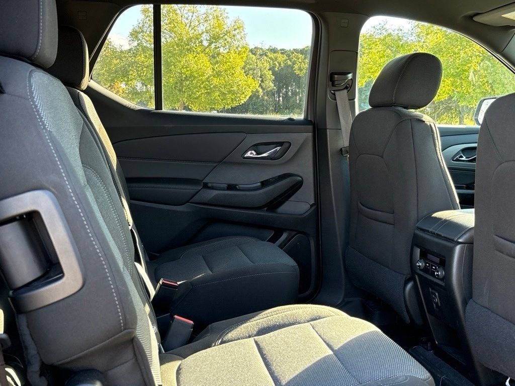 Used 2023 Chevrolet Traverse LT FWD image 26