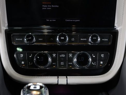 Used 2022 Bentley Bentayga image 28