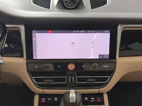 Certified 2025 Porsche Macan image 22