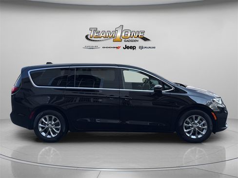 New 2026 Chrysler Pacifica Limited image 9